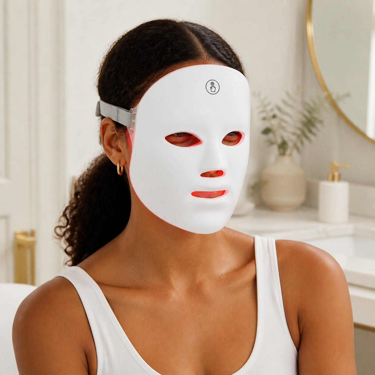 Mujer usando la máscara LED facial con luz roja en casa