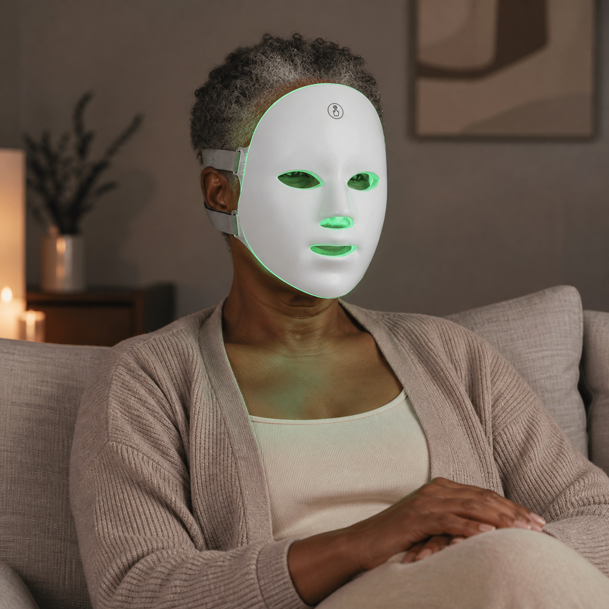Mujer usando la máscara LED facial con luz verde