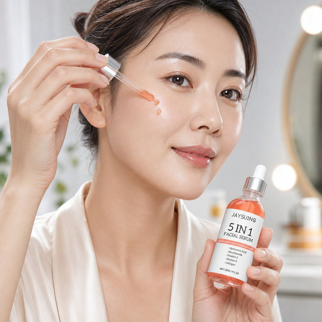 Mujer aplicando el sérum facial